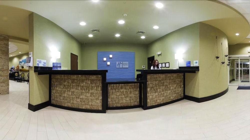 Holiday Inn Express Уэйкросс Экстерьер фото