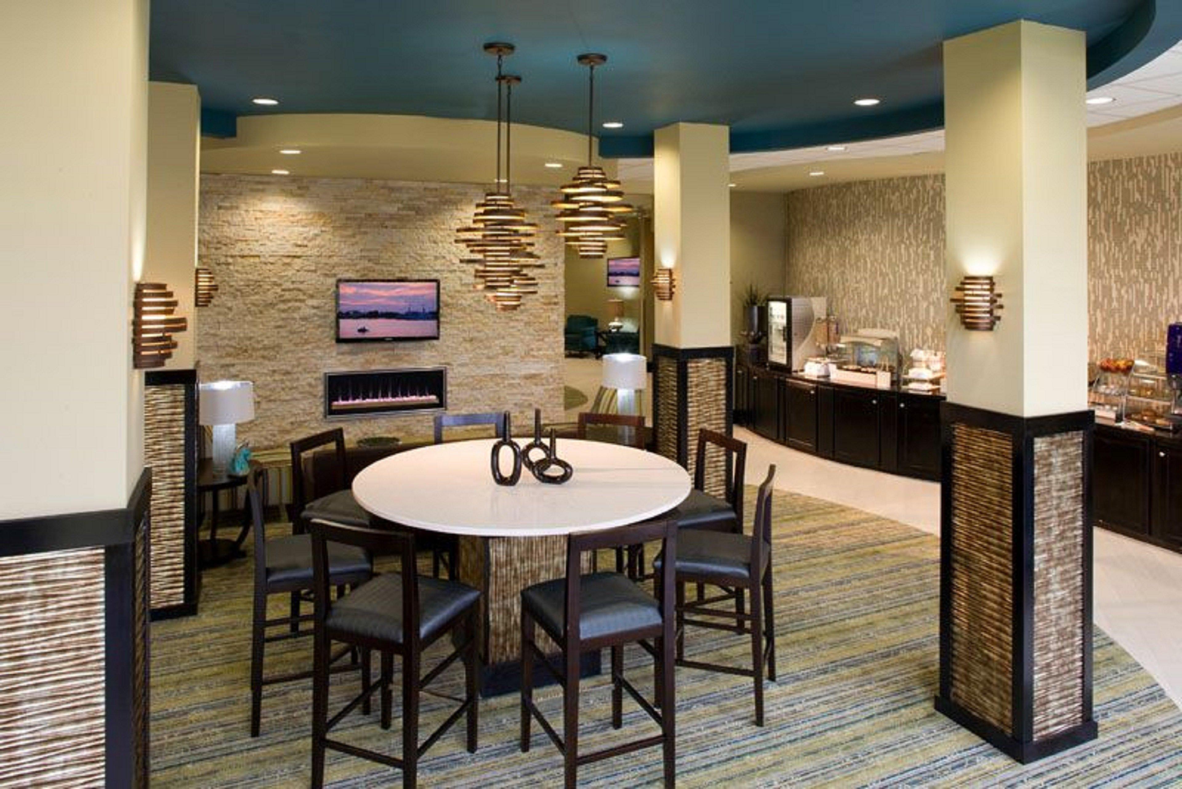 Holiday Inn Express Уэйкросс Экстерьер фото