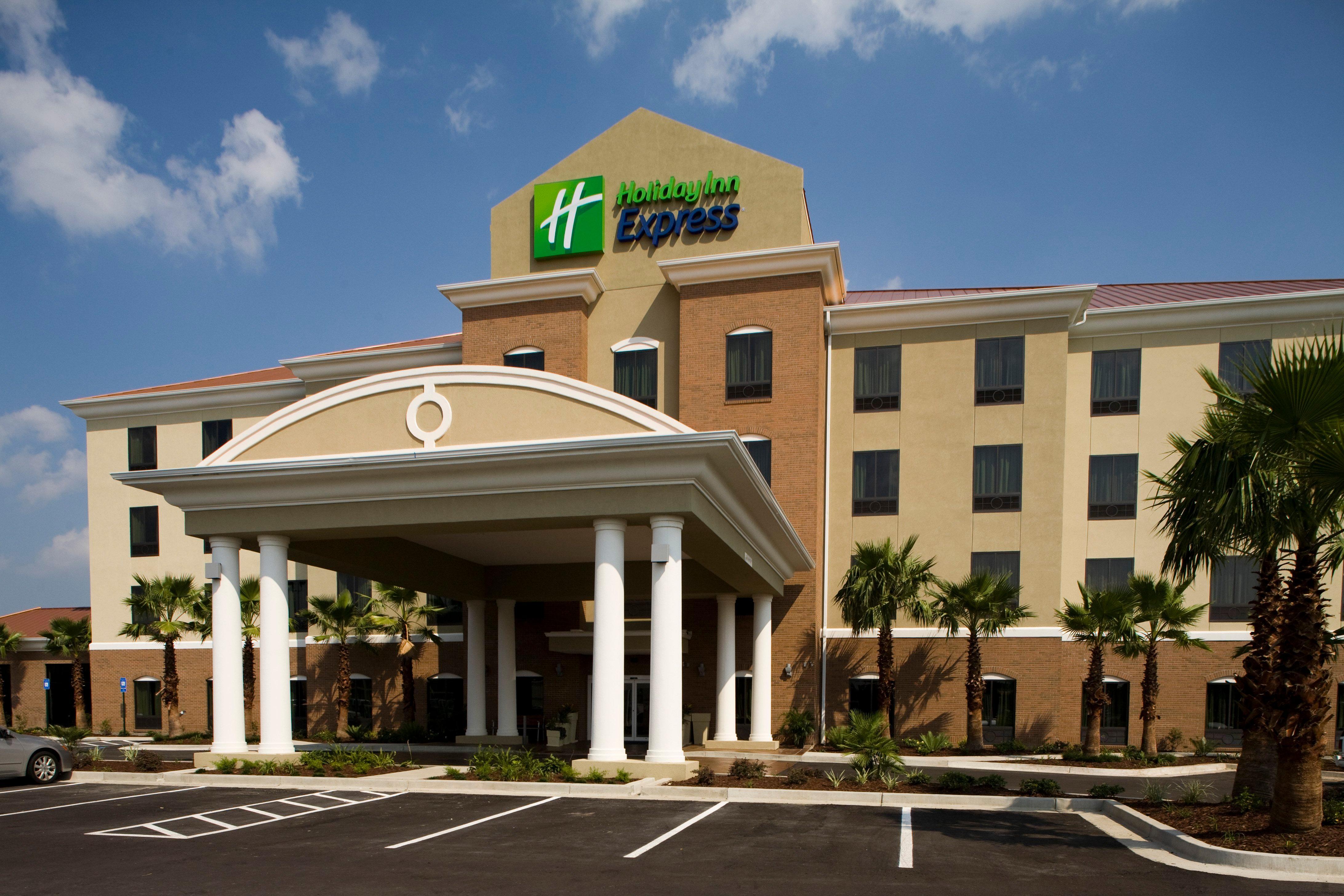 Holiday Inn Express Уэйкросс Экстерьер фото