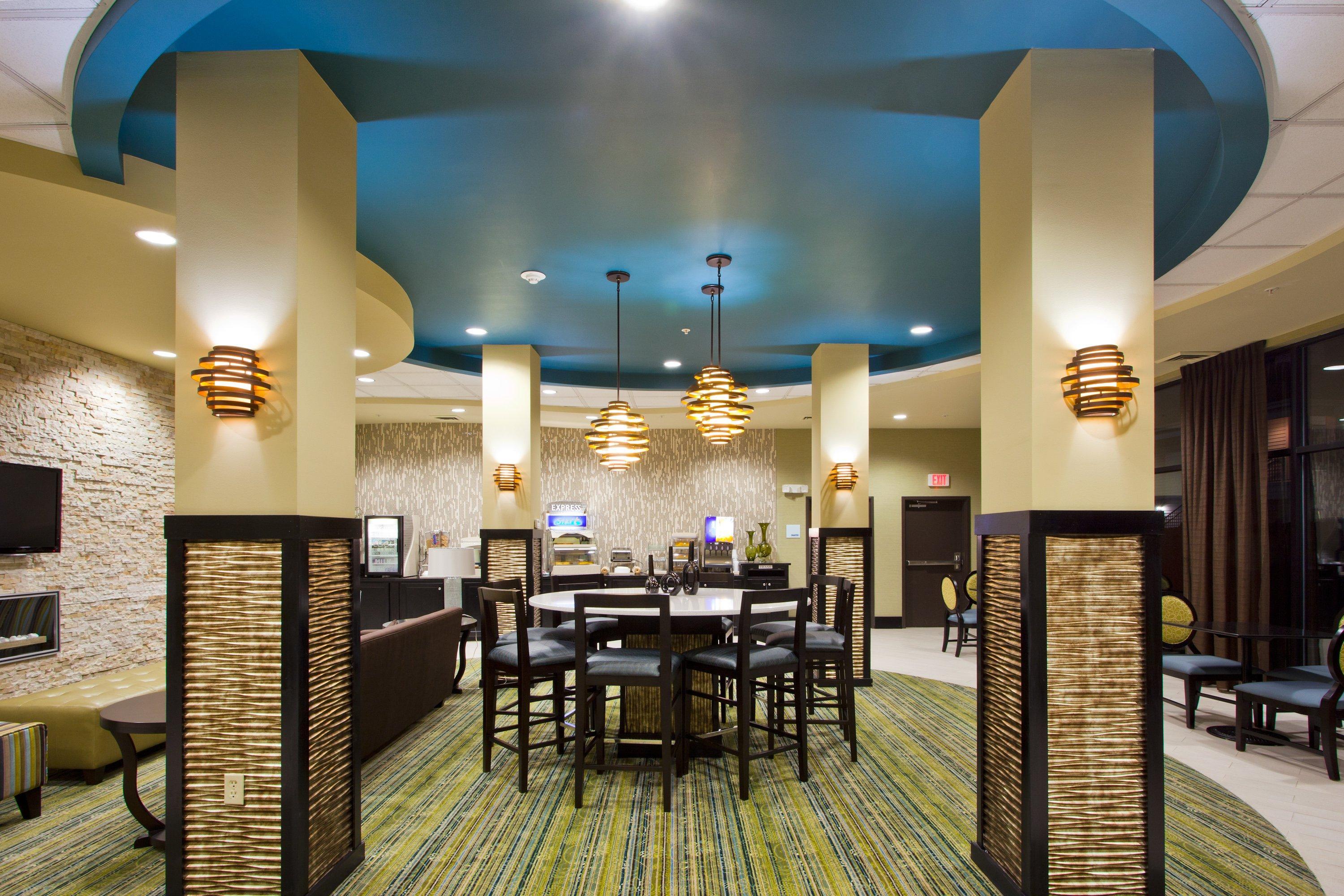 Holiday Inn Express Уэйкросс Экстерьер фото