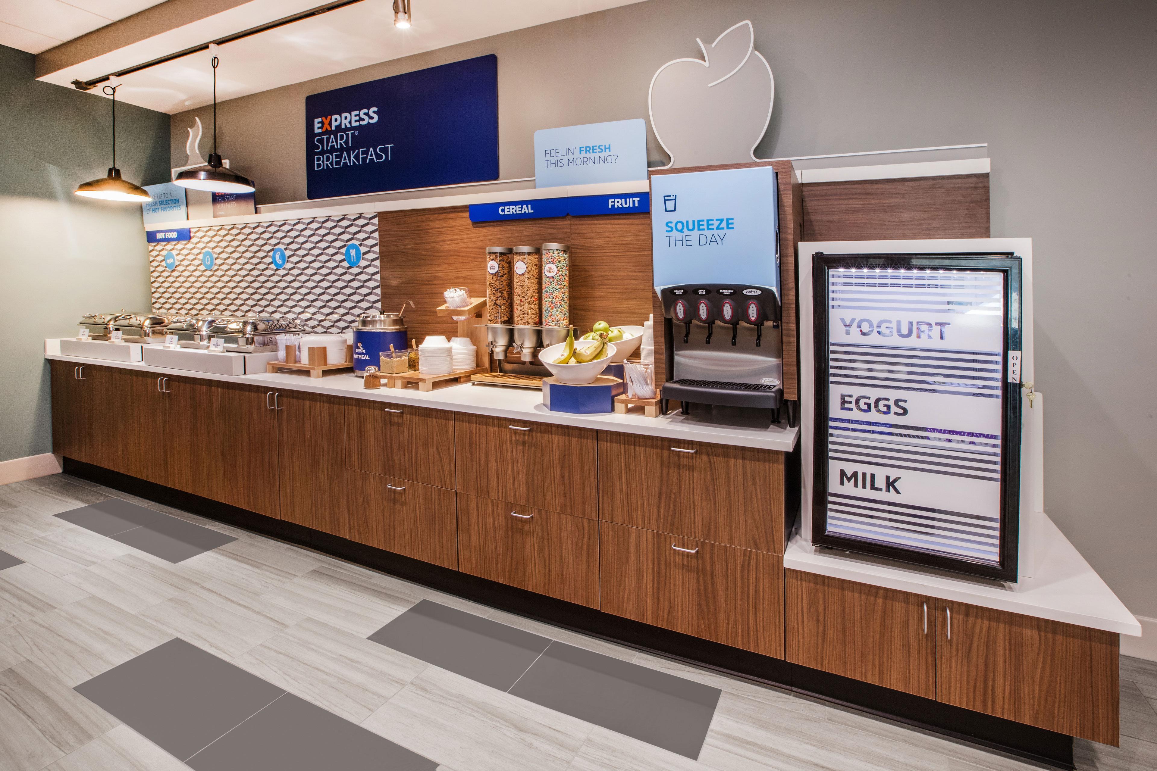 Holiday Inn Express Уэйкросс Экстерьер фото
