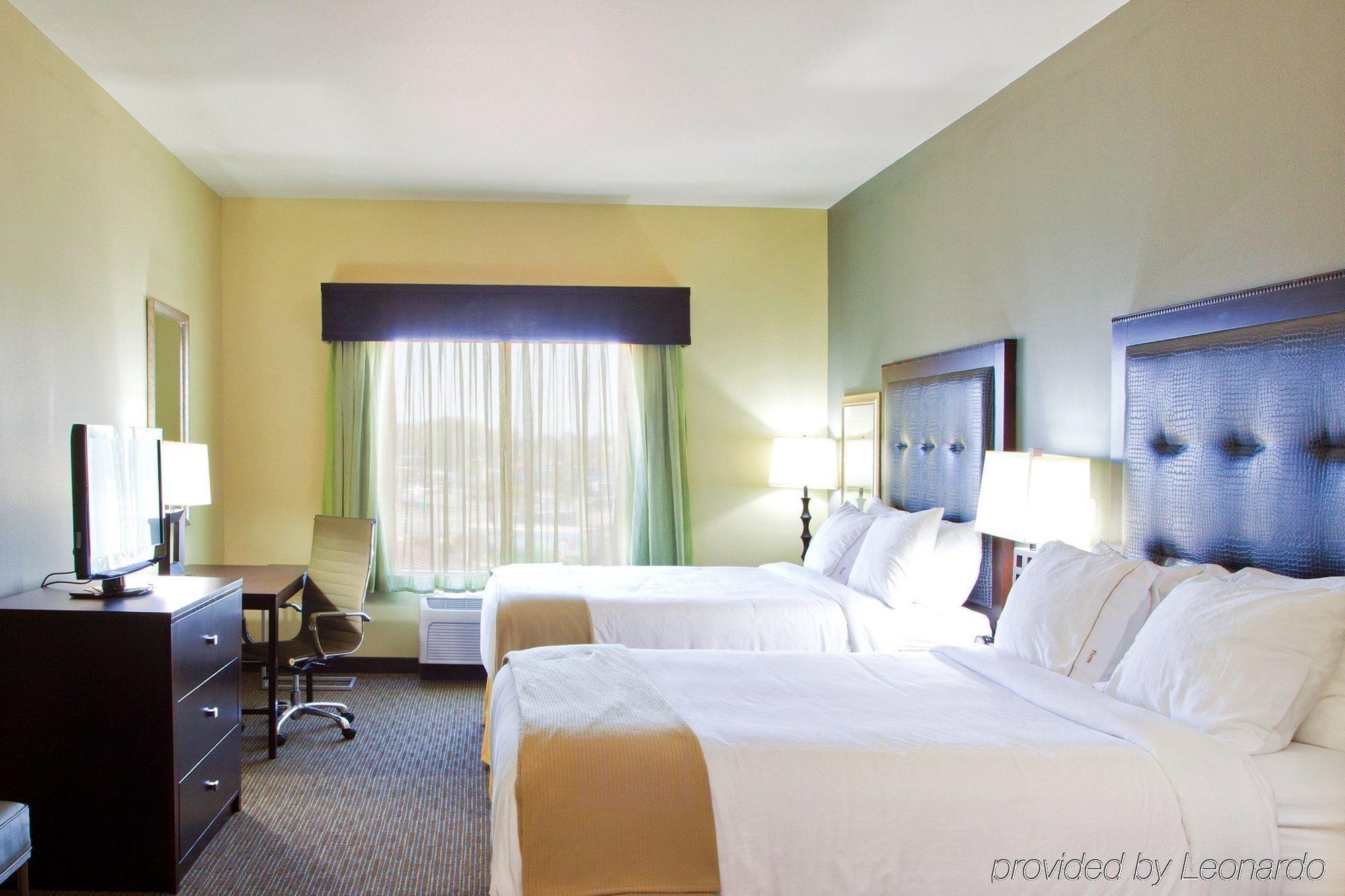 Holiday Inn Express Уэйкросс Экстерьер фото