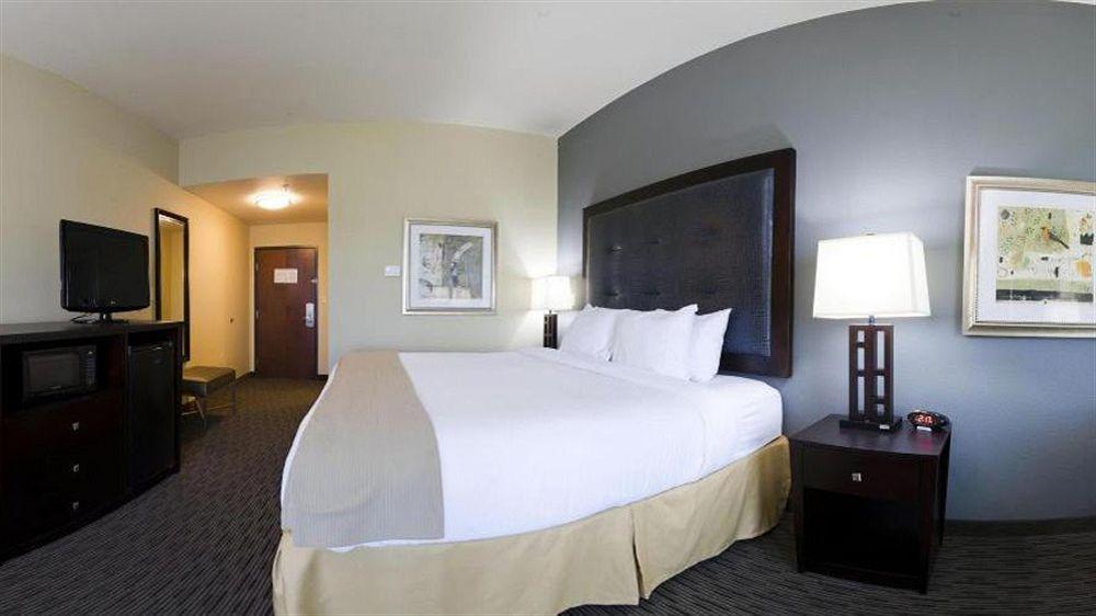 Holiday Inn Express Уэйкросс Экстерьер фото