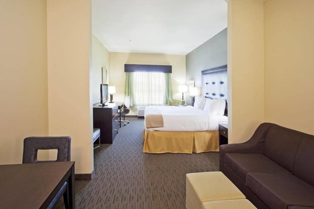 Holiday Inn Express Уэйкросс Экстерьер фото