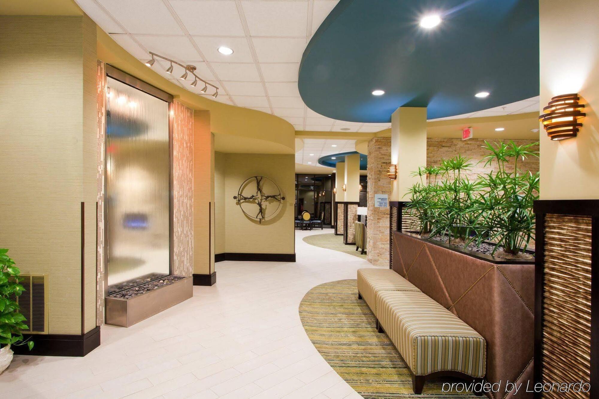 Holiday Inn Express Уэйкросс Экстерьер фото