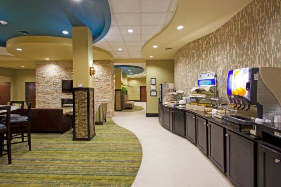 Holiday Inn Express Уэйкросс Экстерьер фото