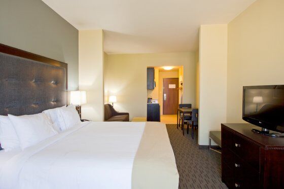 Holiday Inn Express Уэйкросс Экстерьер фото