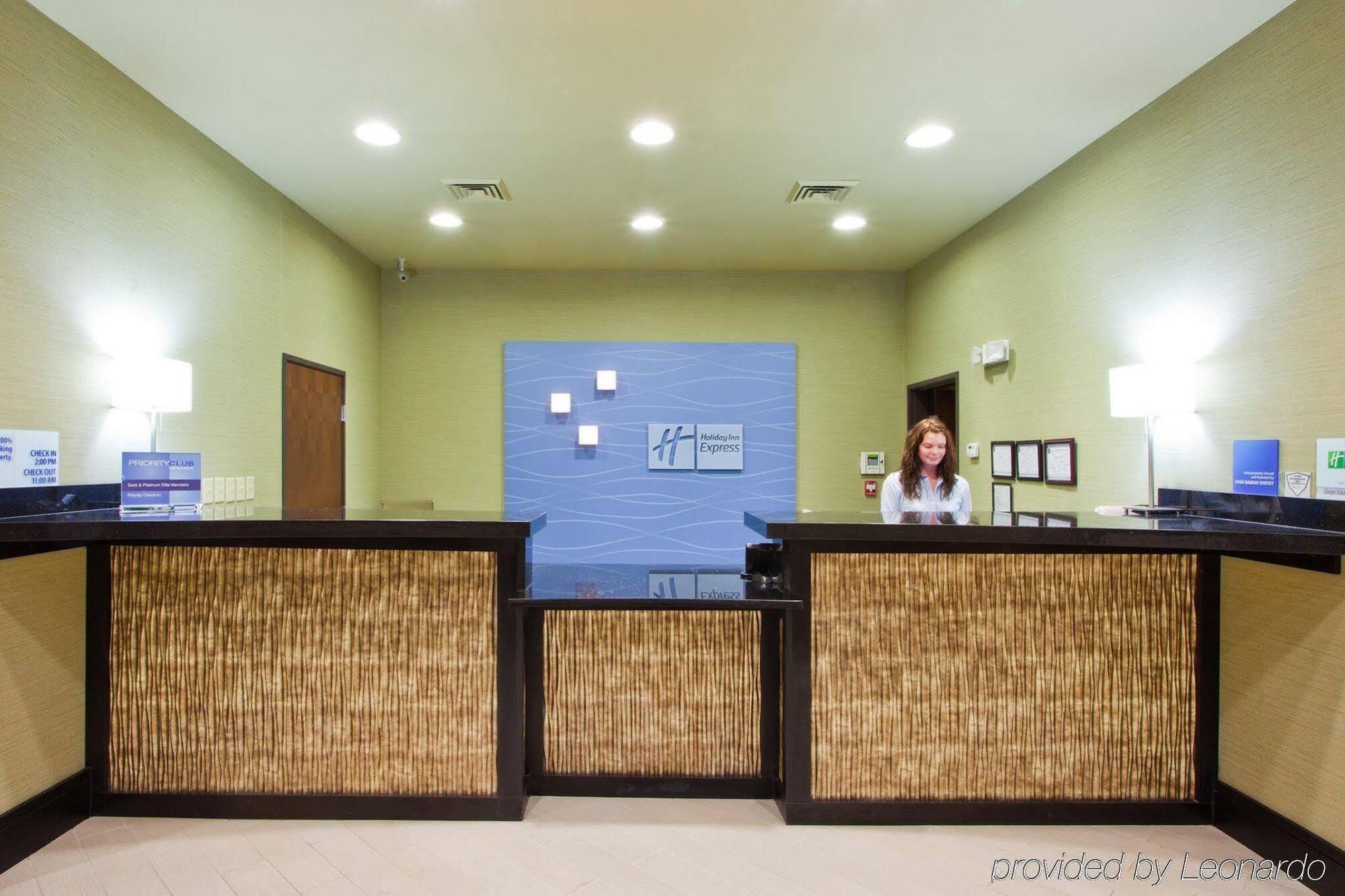 Holiday Inn Express Уэйкросс Экстерьер фото