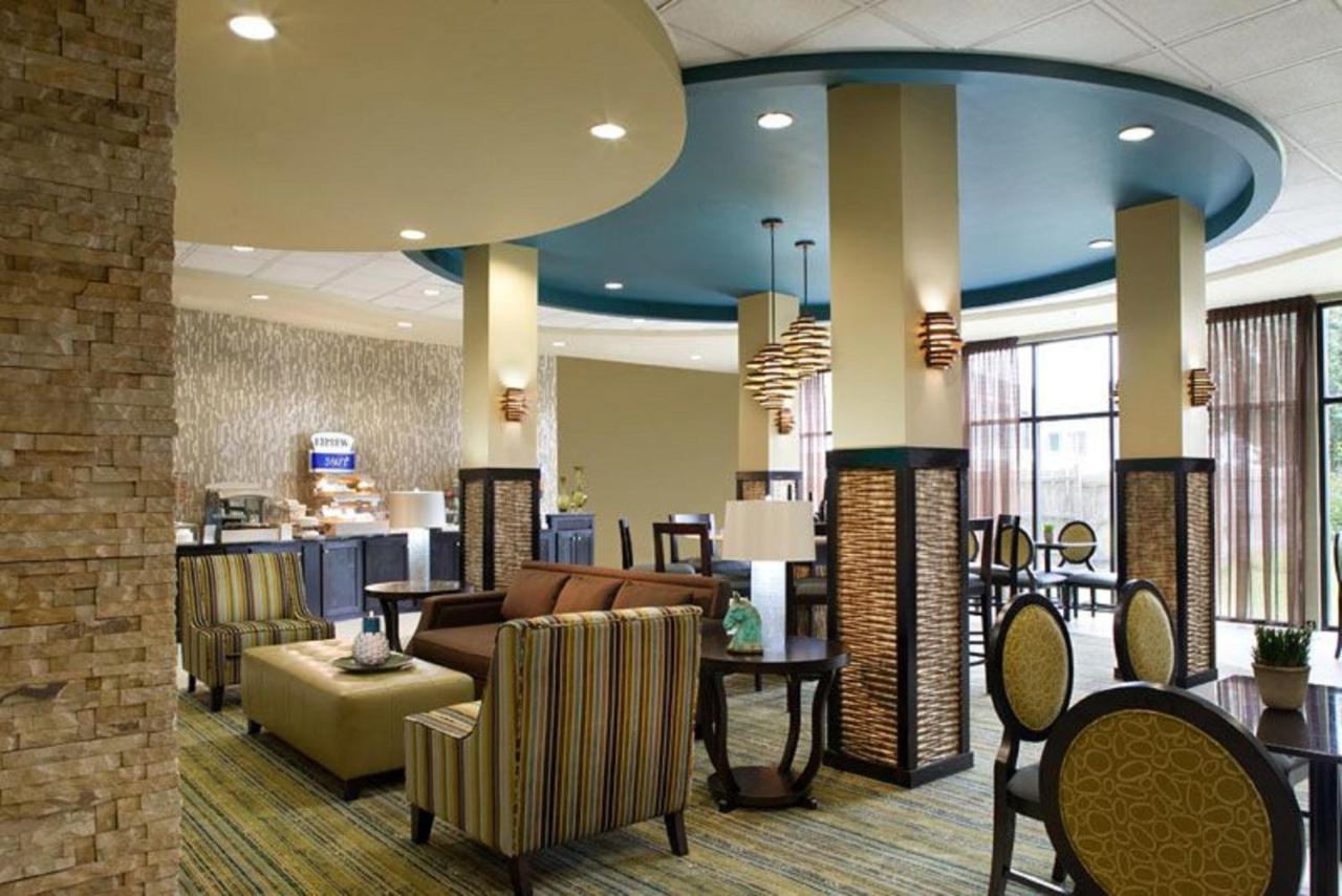 Holiday Inn Express Уэйкросс Экстерьер фото